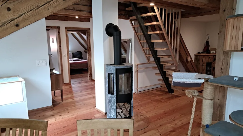 Sehr schöne Dachwohnung an ruhiger Lage auf Hobby Bauernhof mit div. Tieren