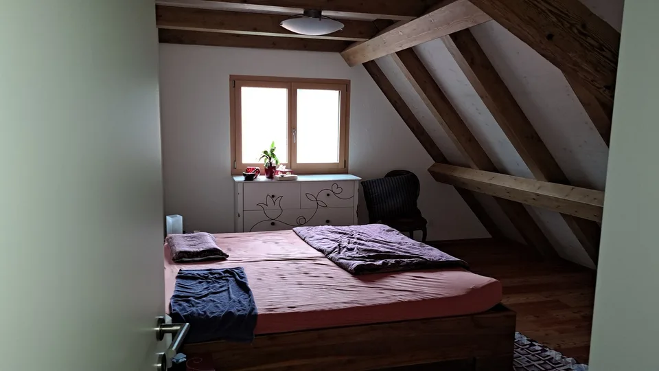 Sehr schöne Dachwohnung an ruhiger Lage auf Hobby Bauernhof mit div. Tieren