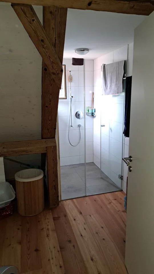 Sehr schöne Dachwohnung an ruhiger Lage auf Hobby Bauernhof mit div. Tieren