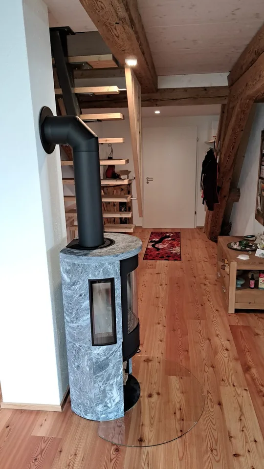 Sehr schöne Dachwohnung an ruhiger Lage auf Hobby Bauernhof mit div. Tieren