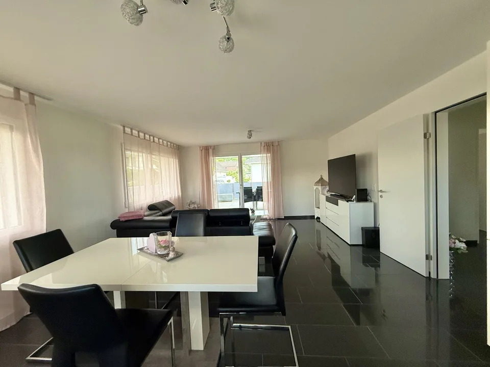 Exklusive, kompakte 2,5 Zimmer Attikawohnung in gehobenem EFH-Quartier