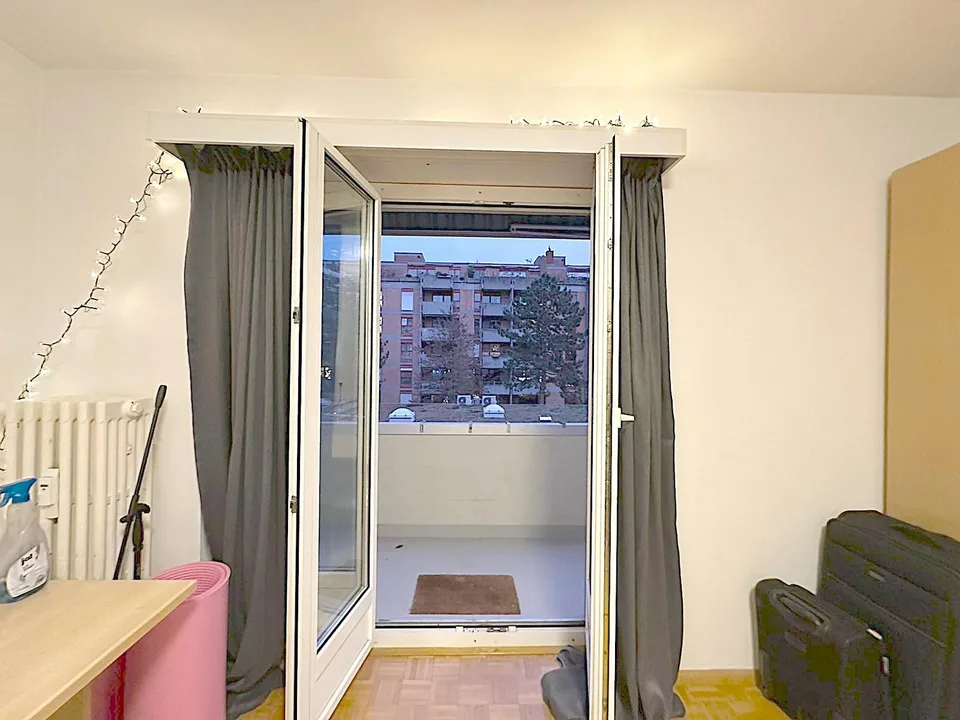 Spacious Room with Balcony in Grossbasel (Furnished)
