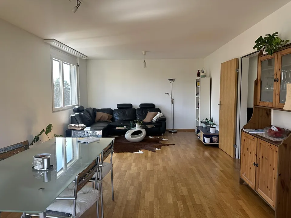Helle 4-Zimmerwohnung mit Balkon im 4. Stock