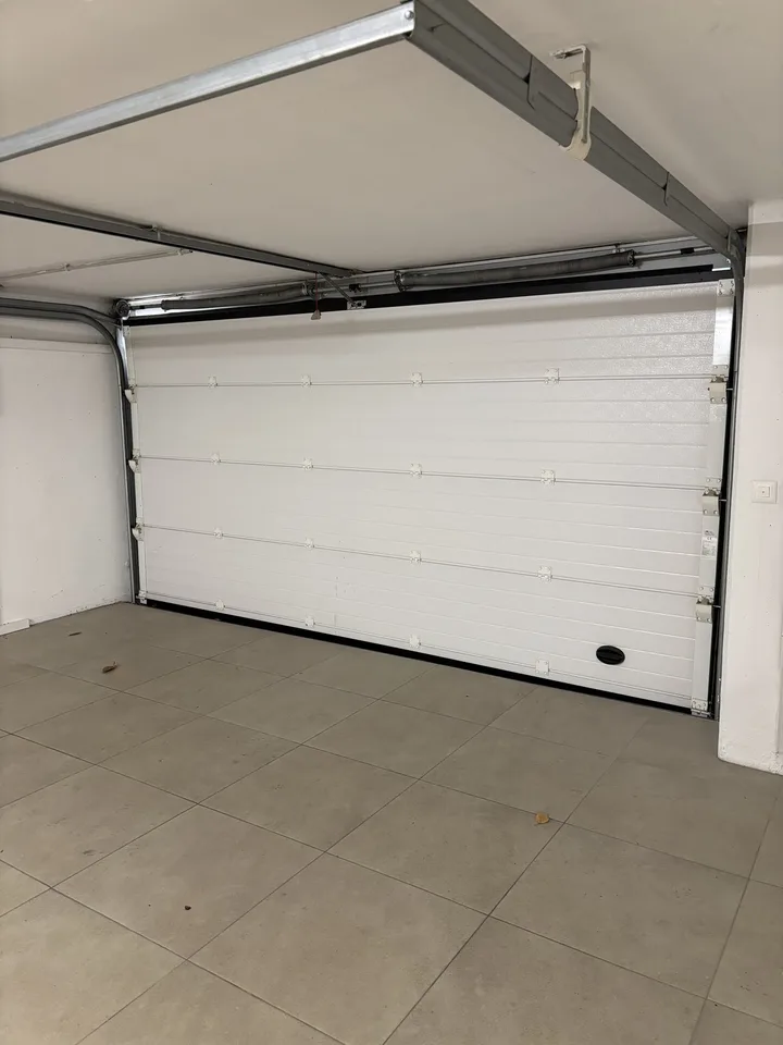 Affitto Posto Auto chiuso con basculante e telecomando
