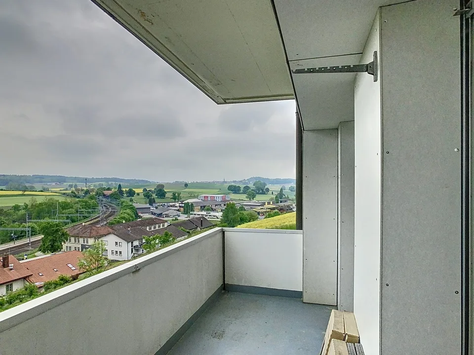 Lumineux logement traversant avec vue imprenable et deux balcons !
