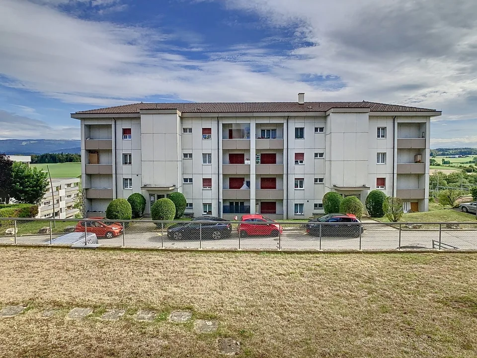 Lumineux logement traversant avec vue imprenable et deux balcons !