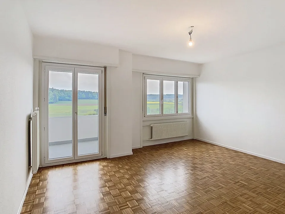 Lumineux logement traversant avec vue imprenable et deux balcons !