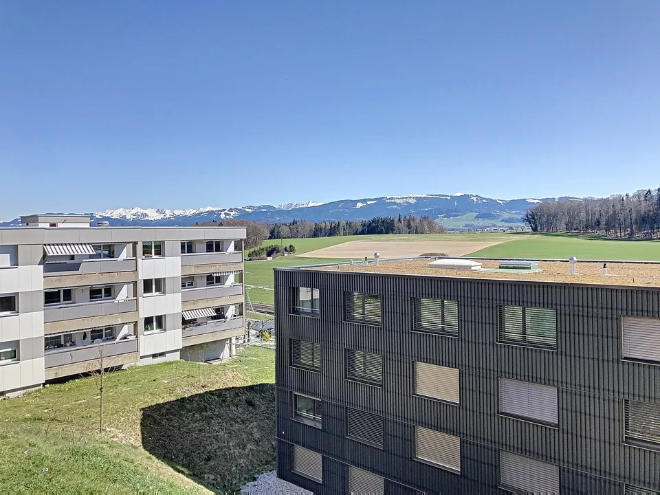 Lumineux logement traversant avec vue imprenable et deux balcons !