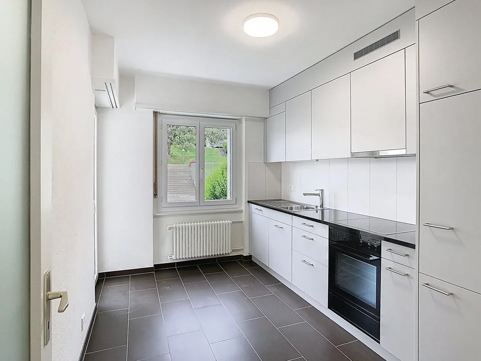 Lumineux logement traversant avec vue imprenable et deux balcons !