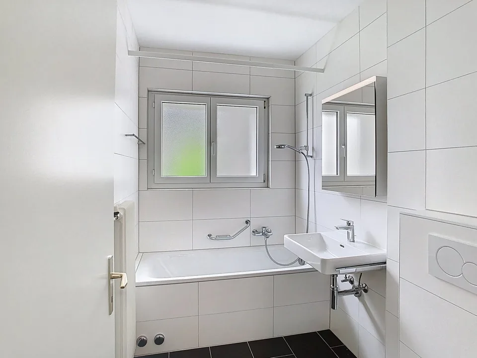 Lumineux logement traversant avec vue imprenable et deux balcons !