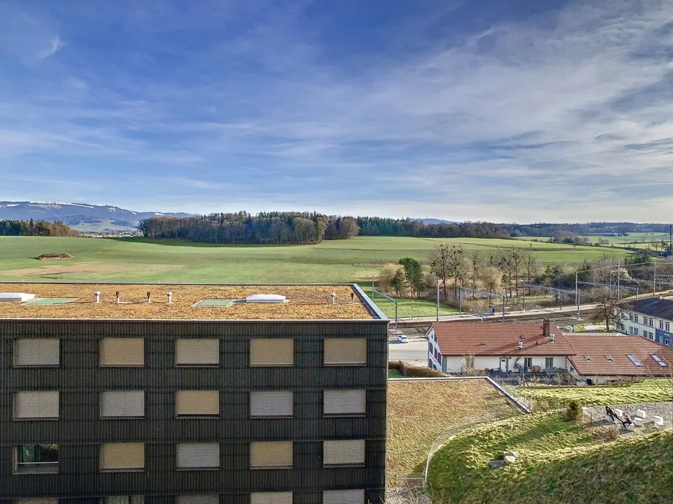 Lumineux logement traversant avec vue imprenable et deux balcons !