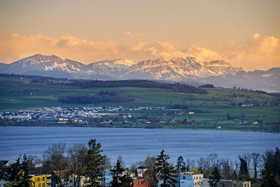 Appartamento in attico stiloso con vista sulle Alpi e stile di vita urbano – foto 4 di 6