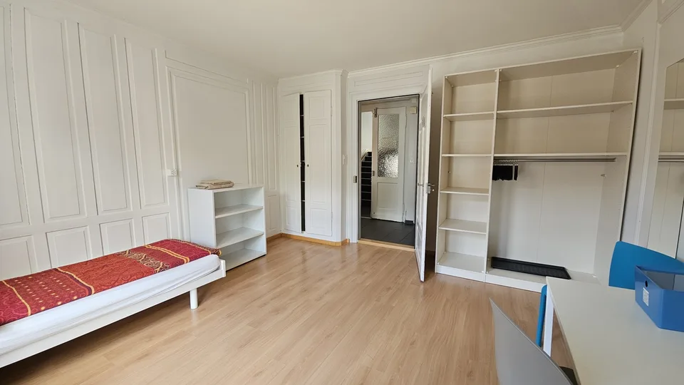 Gemütliches, möbliertes WG-Zimmer mit Balkon