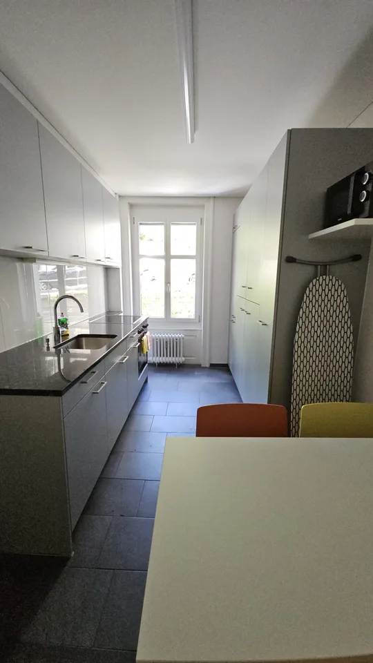 Grosses, helles WG-Zimmer mit Balkon