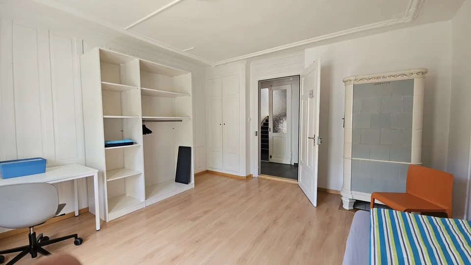 Grosses, helles WG-Zimmer mit Balkon