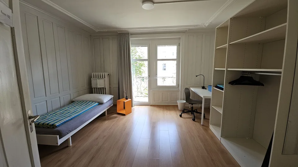Grosses, helles WG-Zimmer mit Balkon