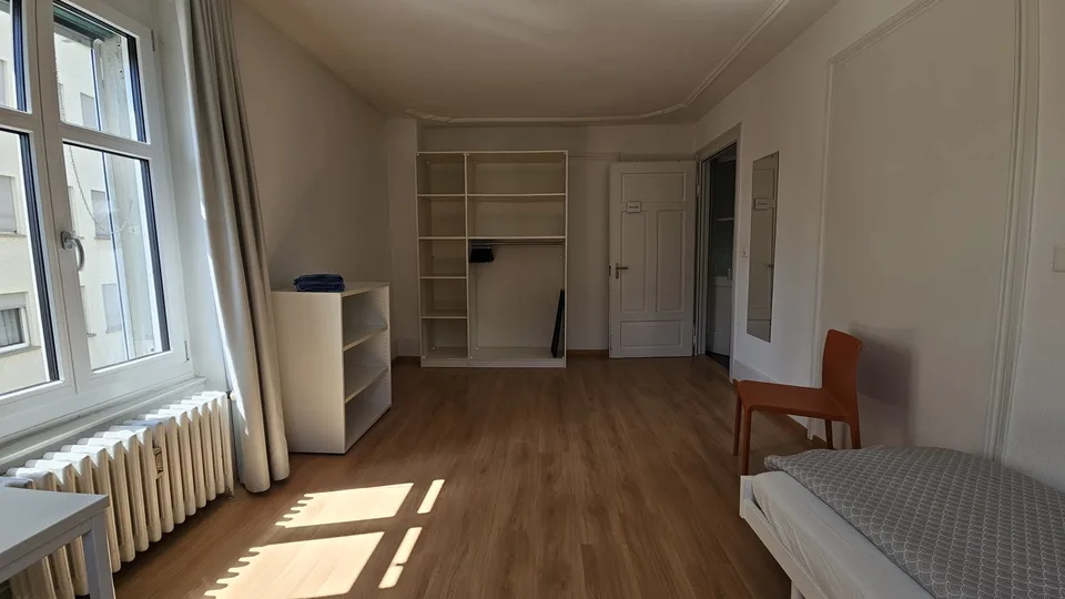 Grosses, helles WG-Zimmer an zentraler Lage