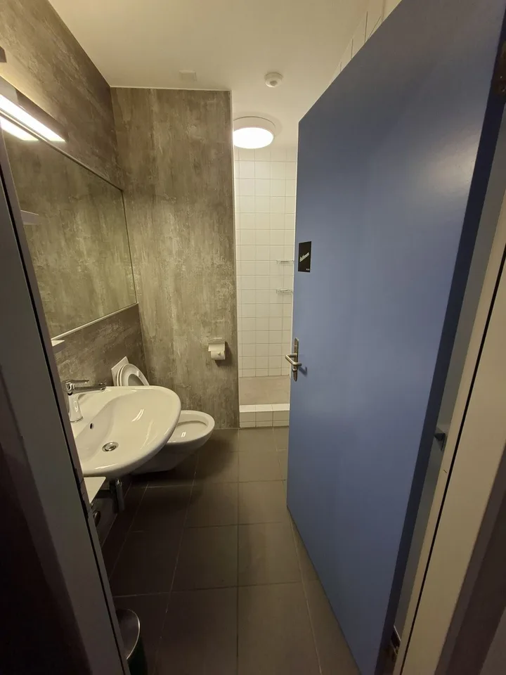 Möbliertes, helles WG-Zimmer mit Balkon - zentral, modern und alles inklusive, 1.OG Zimmer Nr. 1