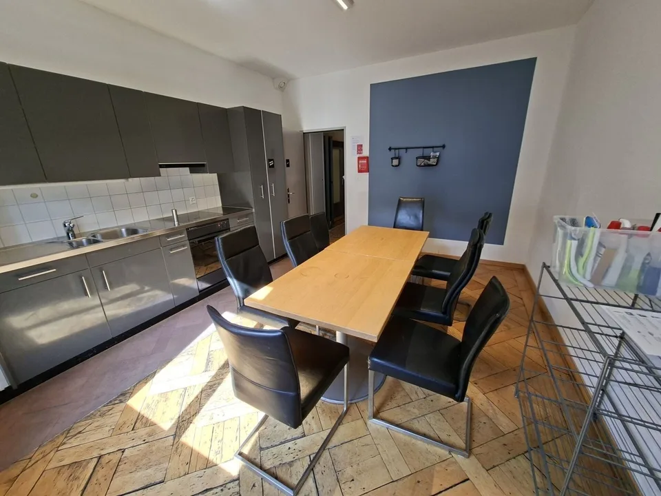 Möbliertes, helles WG-Zimmer mit Balkon - zentral, modern und alles inklusive, 1.OG Zimmer Nr. 1