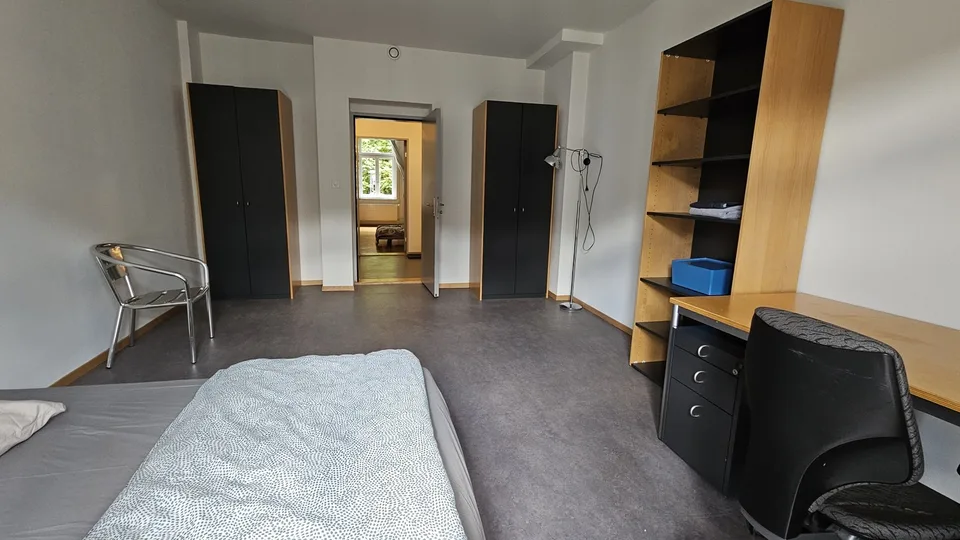Grosszügiges, modernes WG-Zimmer mit Balkon