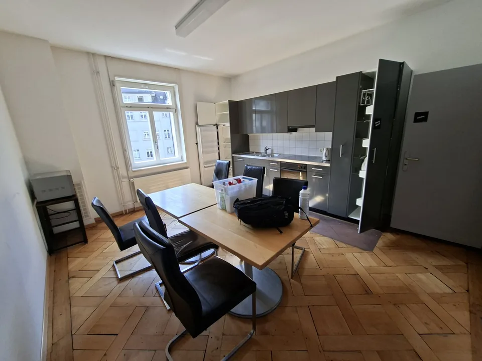 Grosszügiges, modernes WG-Zimmer mit Balkon