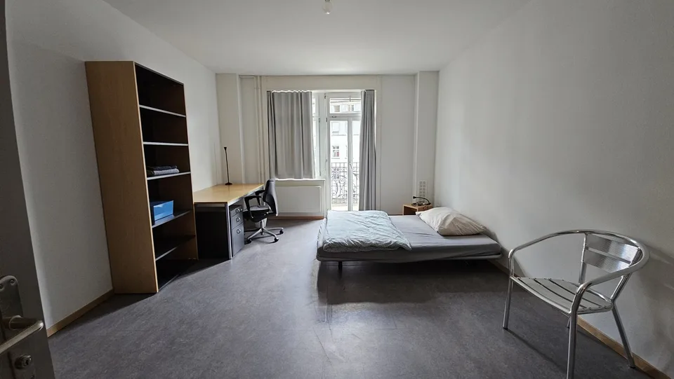 Grosszügiges, modernes WG-Zimmer mit Balkon