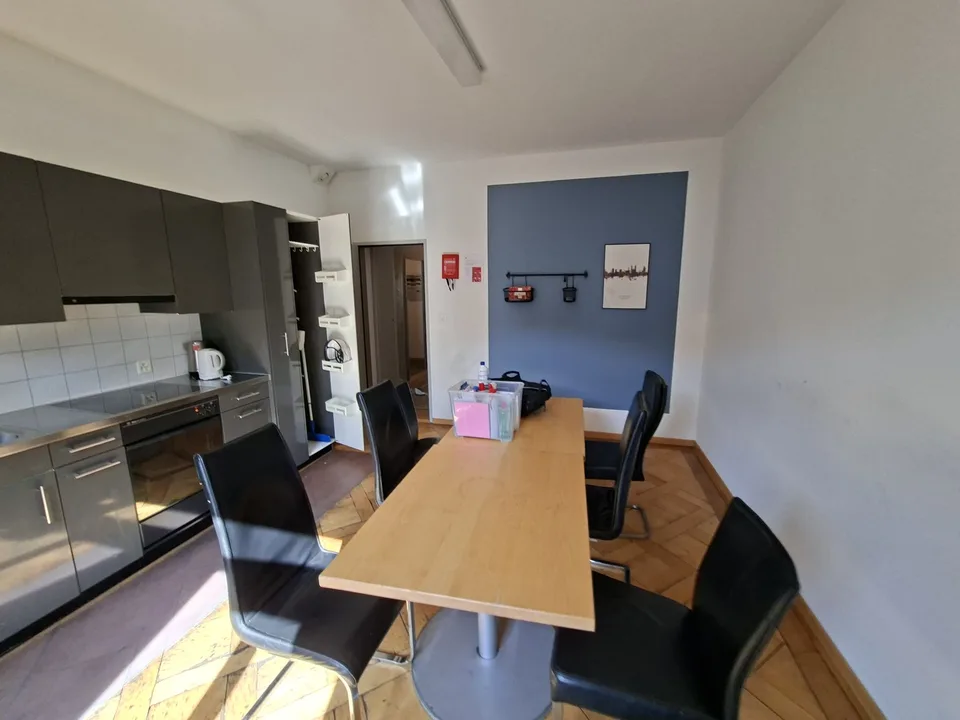 Grosszügiges, modernes WG-Zimmer mit Balkon