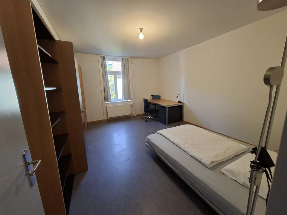 Grosszügiges, modernes WG-Zimmer an zentraler Lage