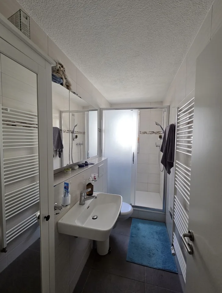 Zimmer frei in neuer 3er-WG ab 01.10. 🏡