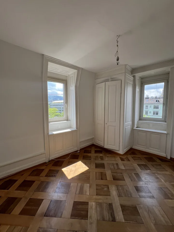 WG-Zimmer im Zentrum Zürich (Altbau). Ausschliesslich eine Frau ab 30!