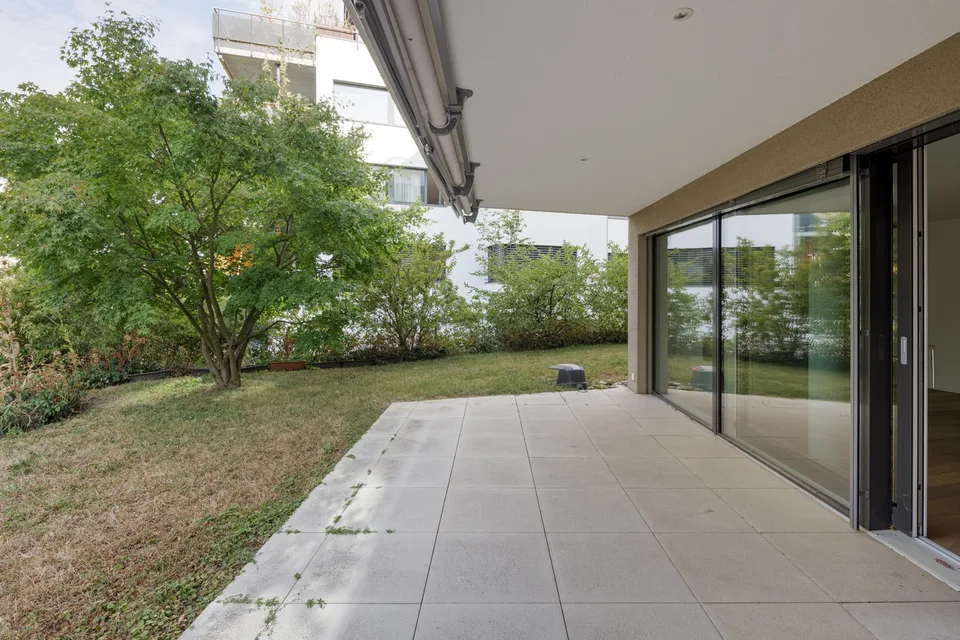 Hochwertig ausgebaute, grosszügige 2.5-Zimmer-Gartenwohnung