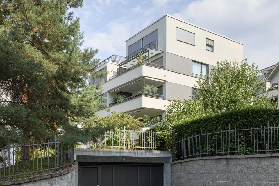 Hochwertig ausgebaute, grosszügige 2.5-Zimmer-Gartenwohnung