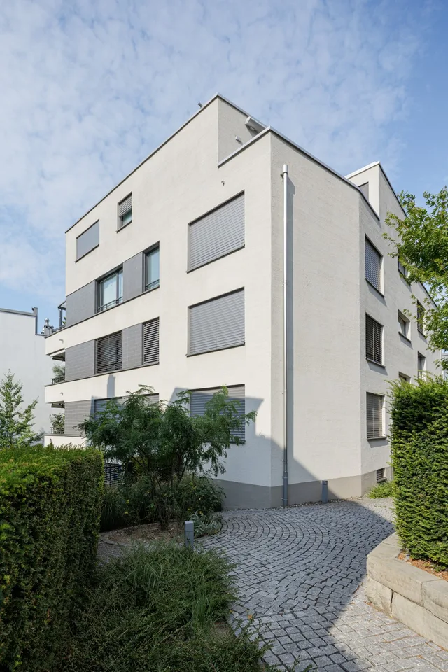 Hochwertig ausgebaute, grosszügige 2.5-Zimmer-Gartenwohnung