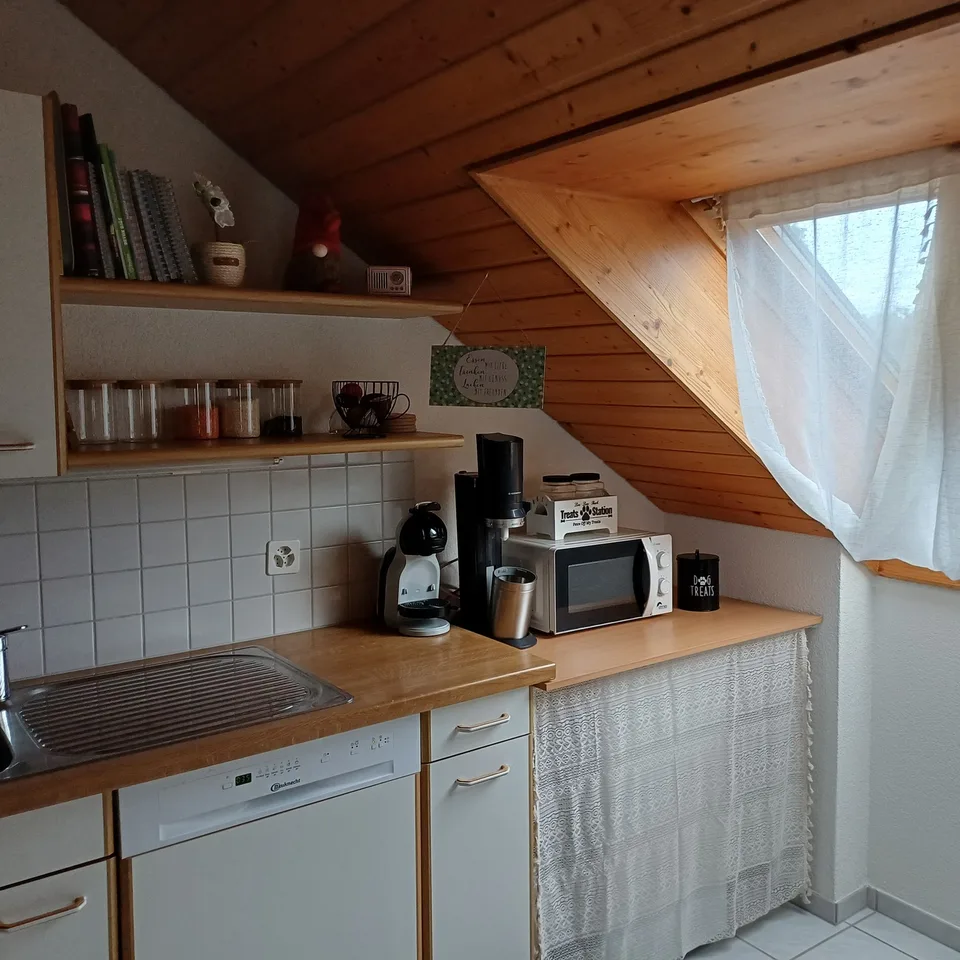 Helle 2 1/2-Zi.-Dachwohnung mit 3 Reduits & 2 Kellerabteilen-Top Lage!