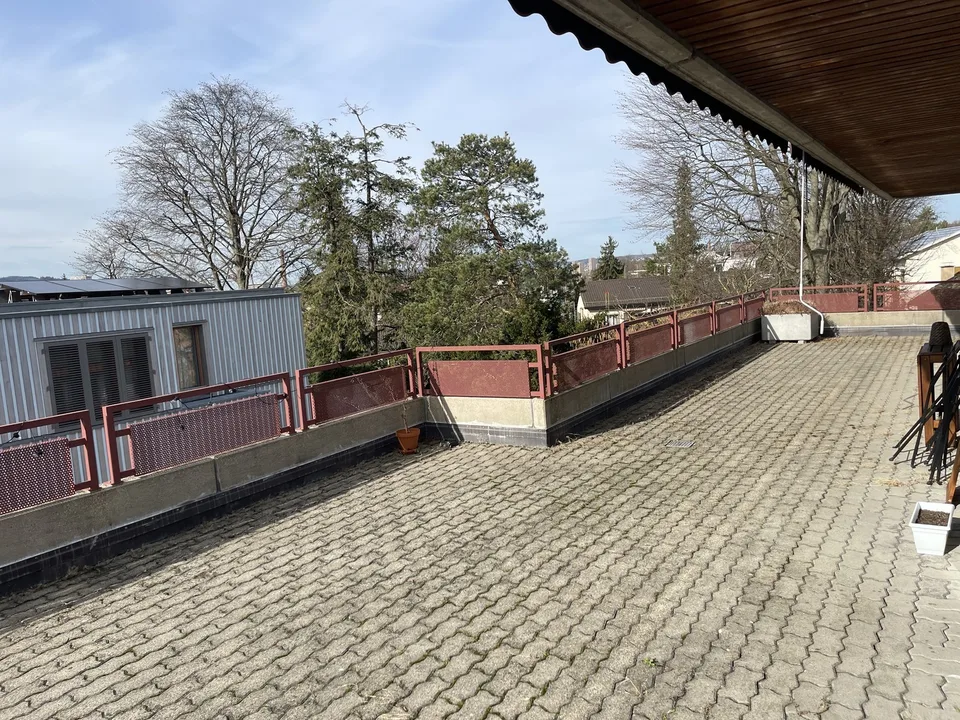 Helle 3,5-Zimmer-Wohnung mit riesigem Balkon (befristet, Übernahmemöglichkeit)