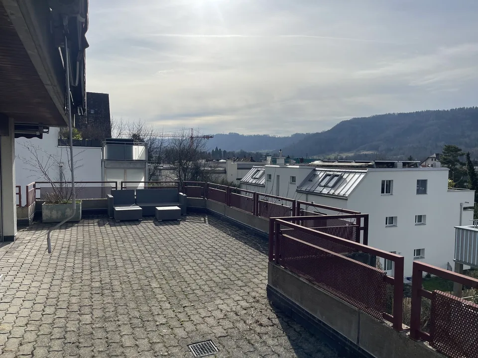 Helle 3,5-Zimmer-Wohnung mit riesigem Balkon (befristet, Übernahmemöglichkeit)