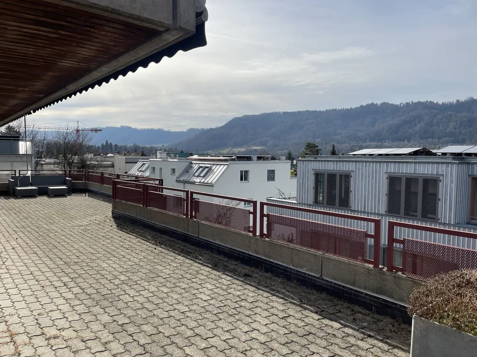Helle 3,5-Zimmer-Wohnung mit riesigem Balkon (befristet, Übernahmemöglichkeit)