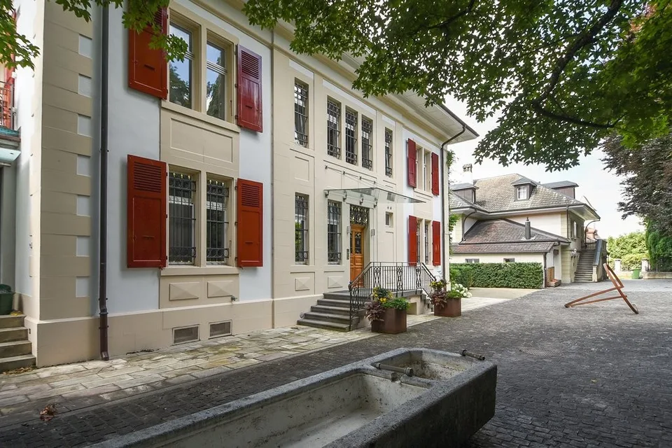 Luxuriöse Wohnung mit Schlossblick, Pool und grosser Terrasse!