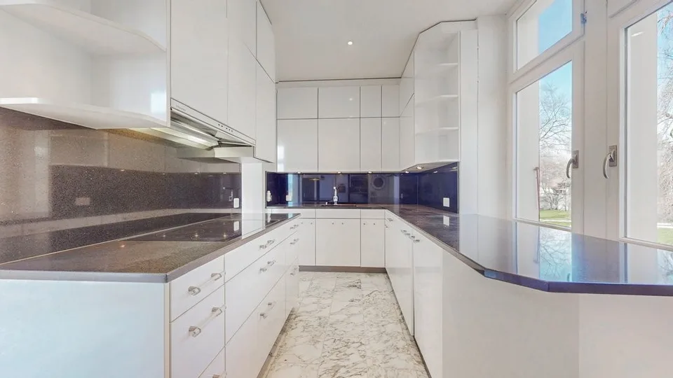 Luxuriöse Wohnung mit Schlossblick, Pool und grosser Terrasse!