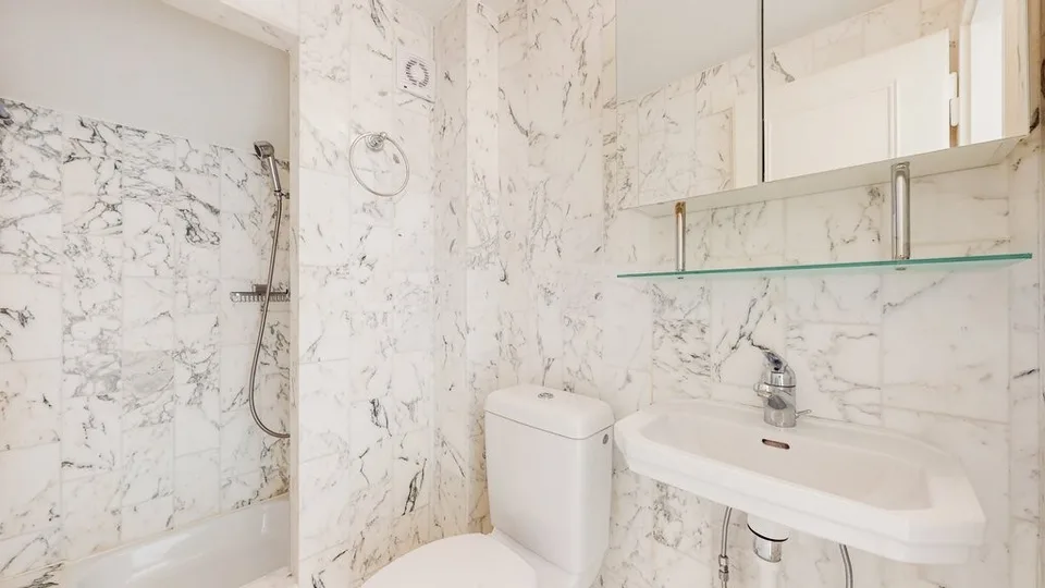 Luxuriöse Wohnung mit Schlossblick, Pool und grosser Terrasse!