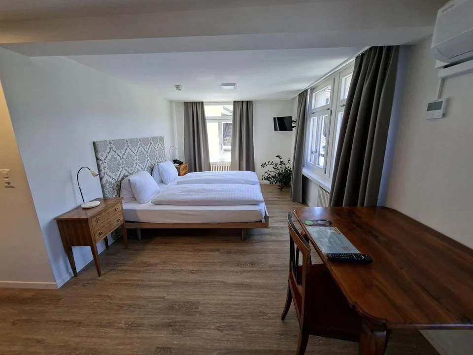 Grosses, wunderschönes & möbliertes Zimmer mit eigenem Bad in der Altstadt
