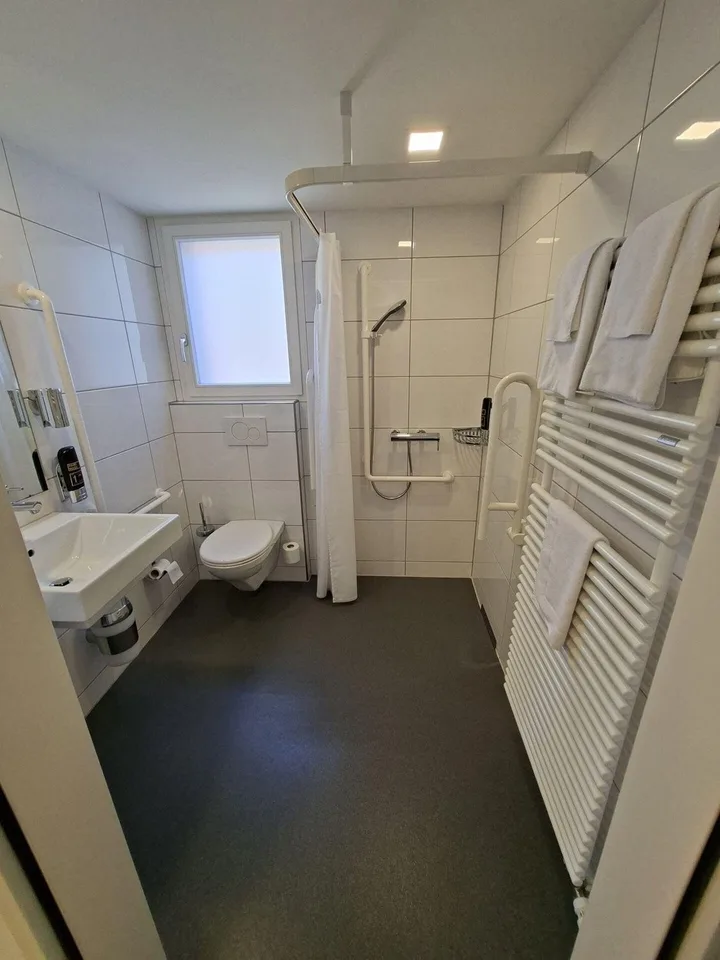 Grosses, wunderschönes & möbliertes Zimmer mit eigenem Bad in der Altstadt