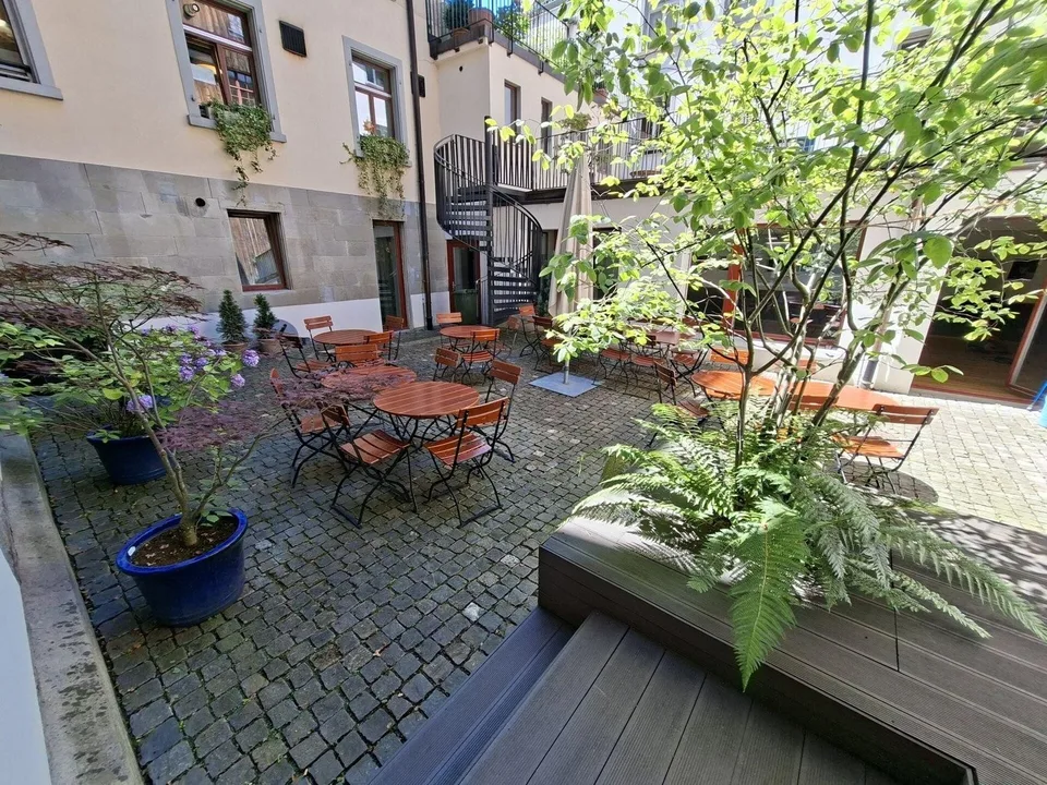 Grosses, wunderschönes & möbliertes Zimmer mit eigenem Bad in der Altstadt