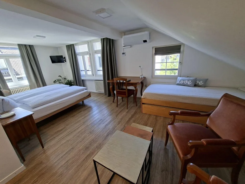 Grosses, wunderschönes & möbliertes Zimmer mit eigenem Bad in der Altstadt