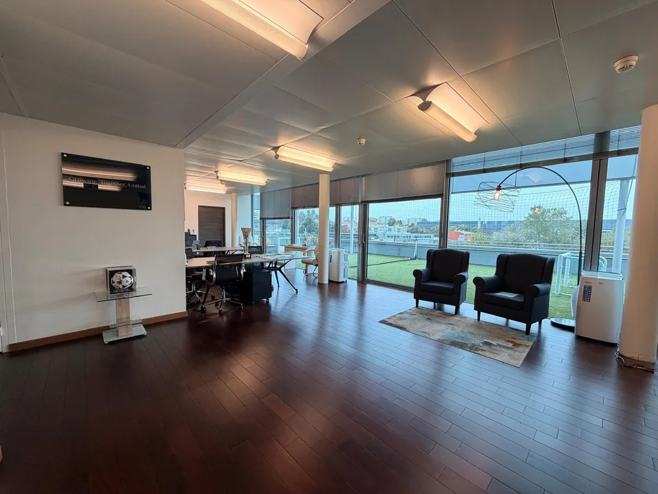 Superbe surface de bureaux de 115 m² avec grande terrasse et 2 parkings – Grand-Saconnex