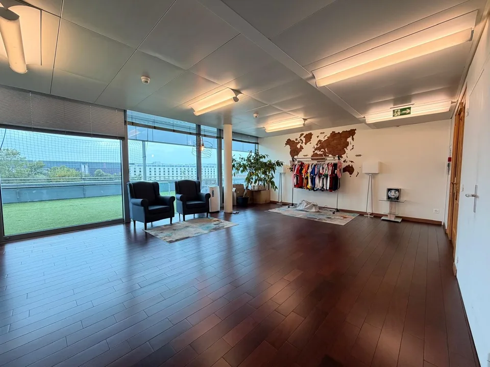 Superbe surface de bureaux de 115 m² avec grande terrasse et 2 parkings – Grand-Saconnex