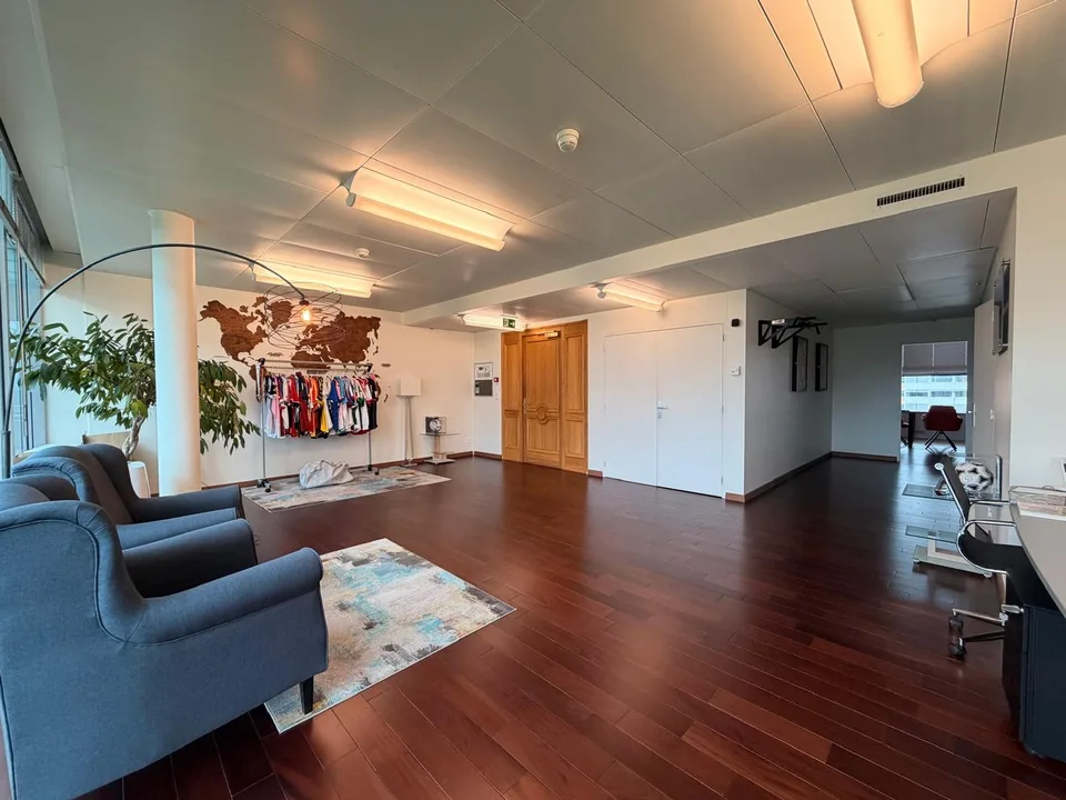 Superbe surface de bureaux de 115 m² avec grande terrasse et 2 parkings – Grand-Saconnex