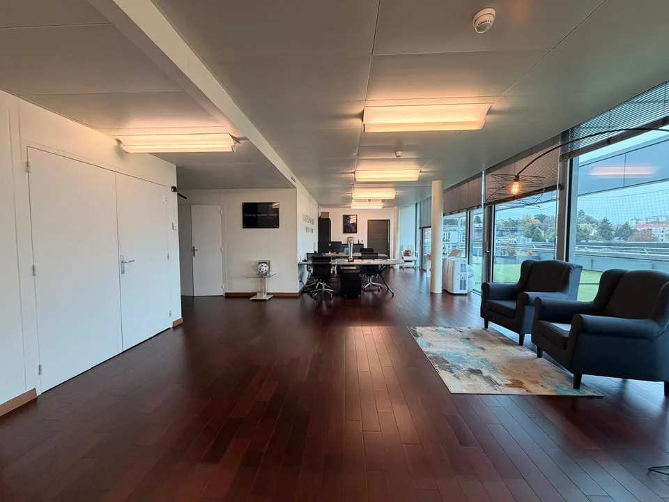 Superbe surface de bureaux de 115 m² avec grande terrasse et 2 parkings – Grand-Saconnex