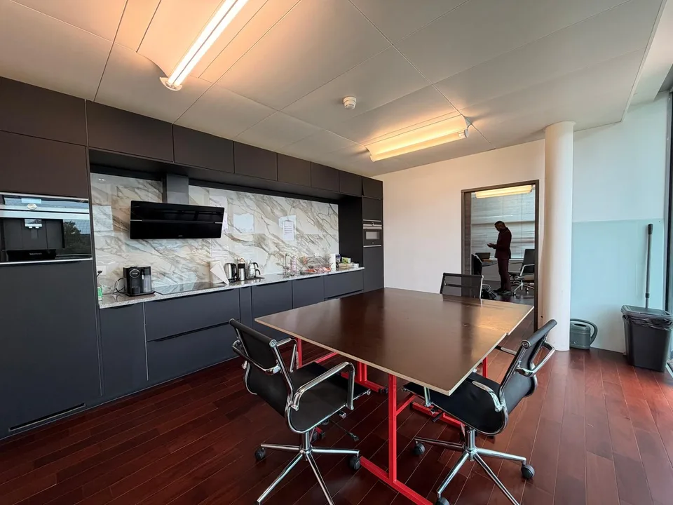 Superbe surface de bureaux de 115 m² avec grande terrasse et 2 parkings – Grand-Saconnex