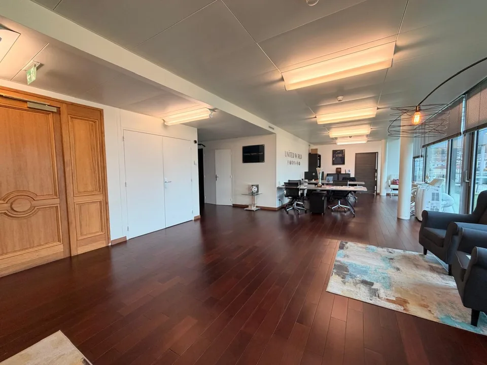 Superbe surface de bureaux de 115 m² avec grande terrasse et 2 parkings – Grand-Saconnex